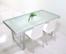 ダイニングテーブル　スリガラス