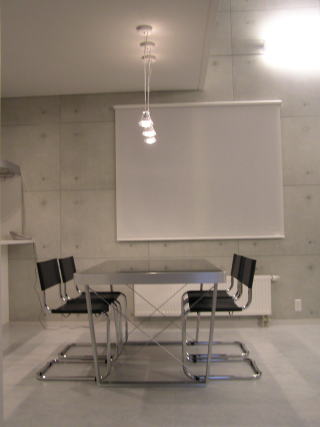 グレーガラスダイニングテーブル