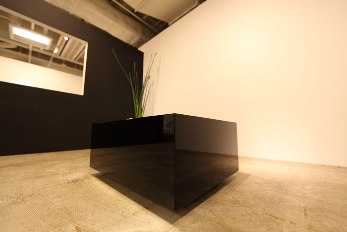 ブラック（黒色）鏡面仕上げローテーブル