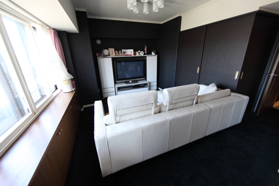 ソファ背面デザイン有り　ヘッドレスト付き