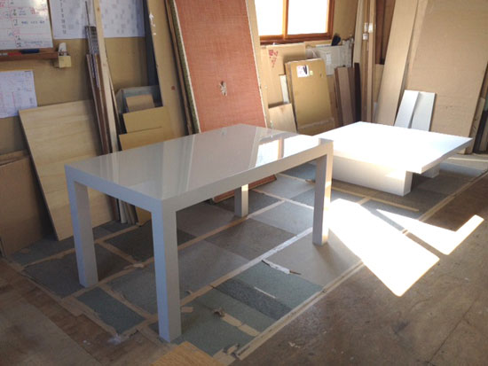 ダイニングテーブル　ベージュ鏡面仕上げ