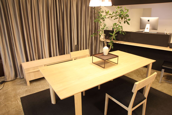 ダイニングテーブル　タモ無垢材