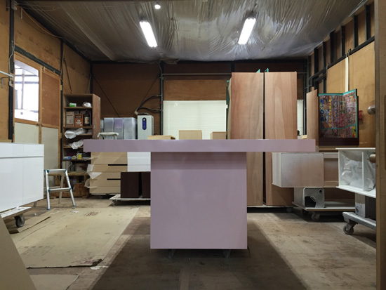 ダイニングテーブル　ピンク鏡面