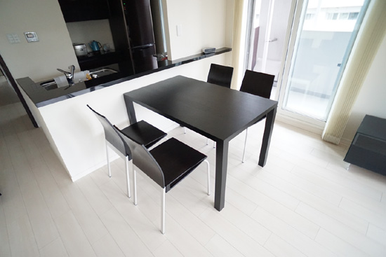 ダイニングテーブル　モダン
