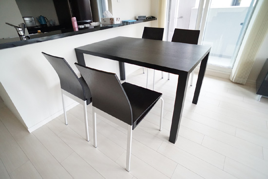 ダイニングテーブル　シンプルモダン