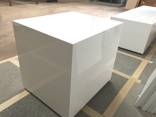 ナイトテーブル　ホワイト鏡面