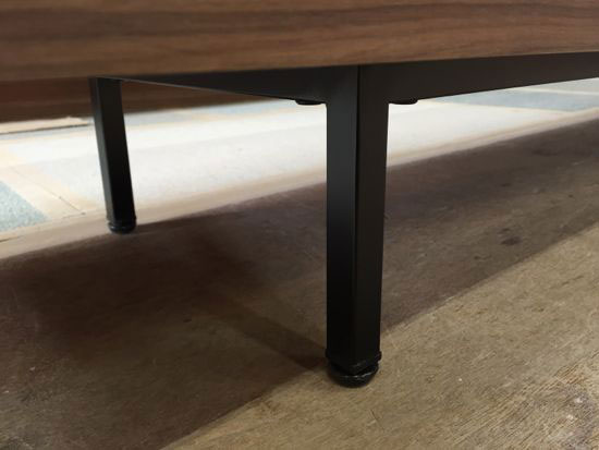 テレビボード　スチール脚