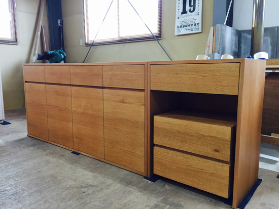 サイドボード、デスク