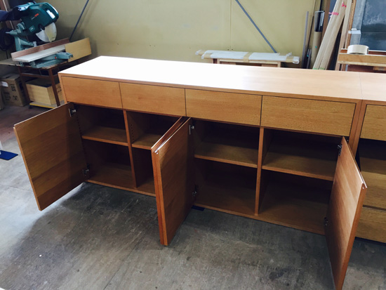 サイドボード　扉　ソフトクローズ