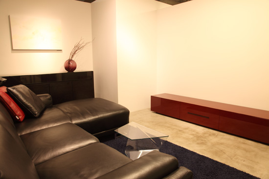 テレビボード　赤