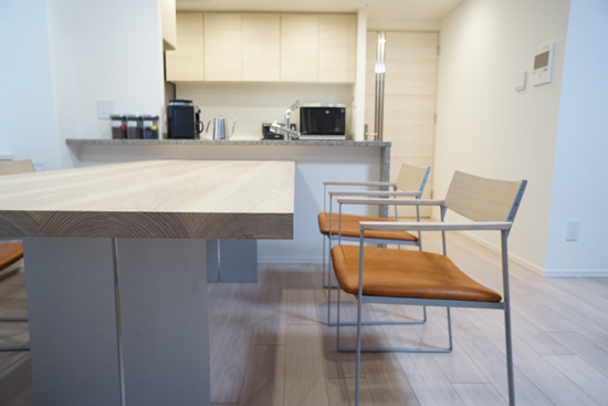 ダイニングテーブル　タモ無垢材