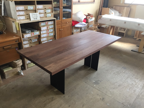 ダイニング　スチール脚