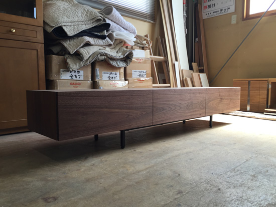 テレビボード　スチール脚