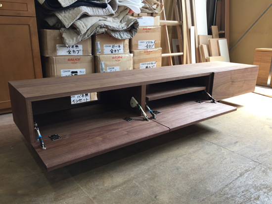 テレビボード　フラップ扉