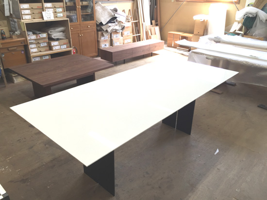 ダイニングテーブル　シンプルモダン