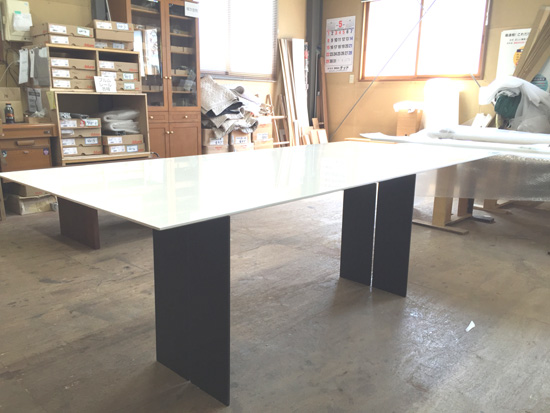 ダイニングテーブル　モダン