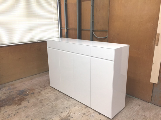 収納家具　白