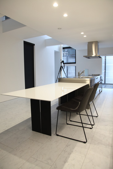 ダイニングテーブル　シンプル