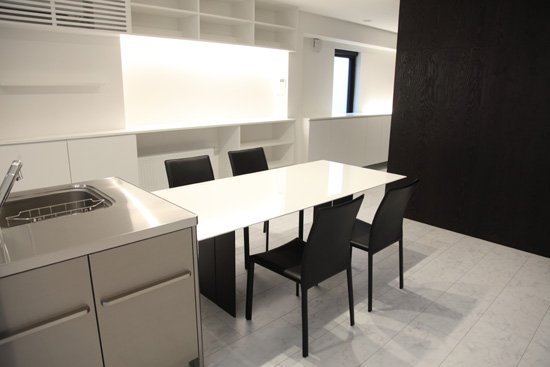 キッチン　ステンレス　ダイニングテーブル