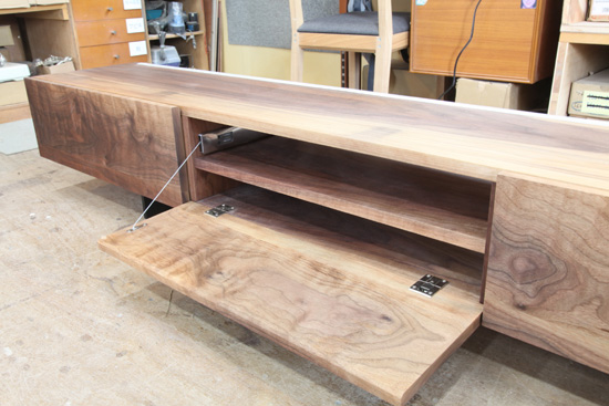 テレビボード　フラップ扉